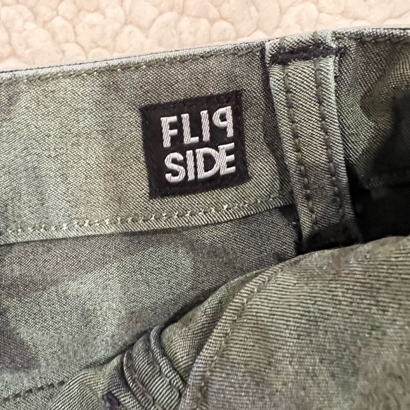 Womens Reversible Shorts Flip Side Distressed Blue Denim And Green Camo Size 5 - Picture 9 of 9